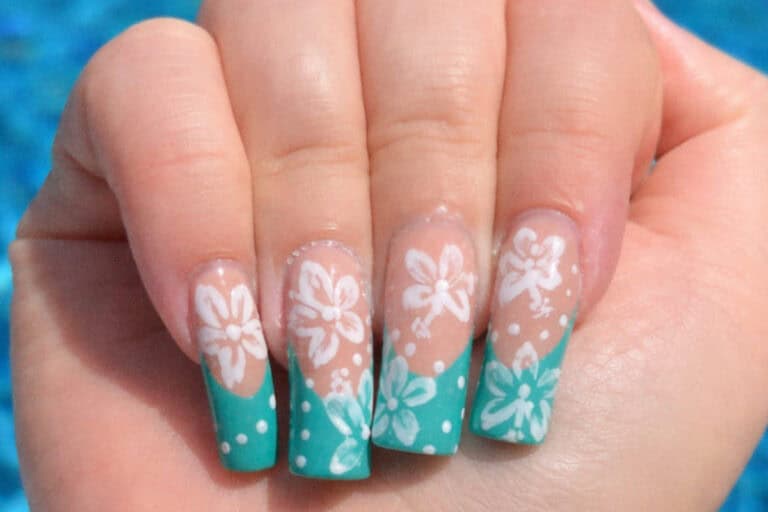 Cute Beachy Nail Ideas For a Hot Summer